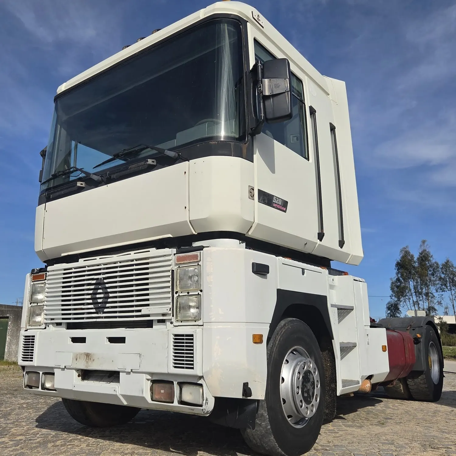 Renault AE Magnum 520